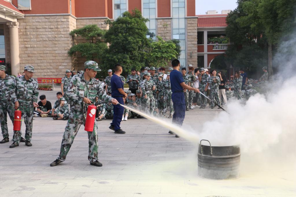 軍訓(xùn)特輯|消防安全進(jìn)校園